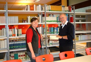 Selbstlernzentrum Gymnasium Borghorst, Frau Upmann und Dr. Volker Gutberlet (Quelle: WN vom 24.01.2008)