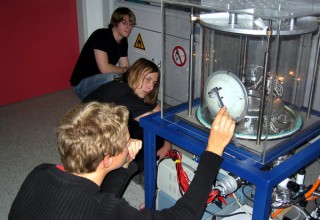 Schüler vom Borghorster Gymnasium untersuchten im Mobilen Labor, was es mit dem Verhältnis von Ladung und Masse bei Elektronen auf sich hat.