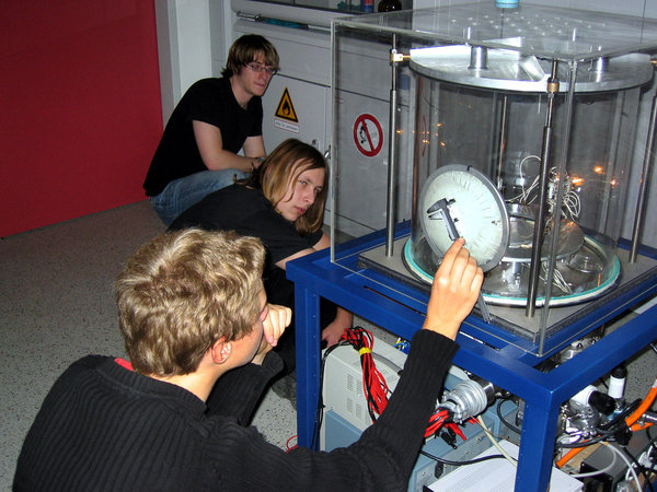 Schüler vom Borghorster Gymnasium untersuchten im Mobilen Labor, was es mit dem Verhältnis von Ladung und Masse bei Elektronen auf sich hat.