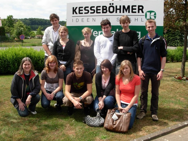 Chemie-Leistungskurs vor dem Galvanisierbetrieb Kesseböhmer in Bad Essen